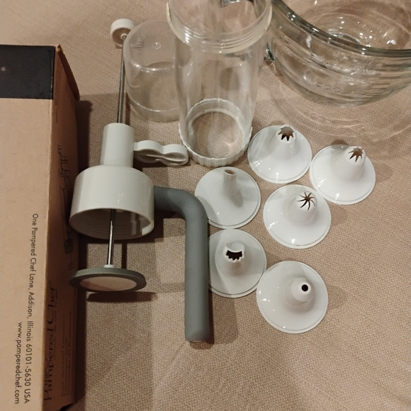 Pampered Chef Cake Decorater & Measuring Cup - Picture 4 of 7